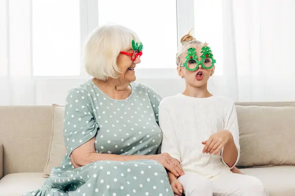 Mulher Feliz Óculos Sorriso Avó Ano Família Casa Menina Natal — Fotografia de Stock