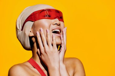 Güzel bayan moda pozitif arka plan kırmızı beyaz duygu sarı güneş gözlüğü plaj genç gülümseyen gözlük Asyalı yüz ifadesi