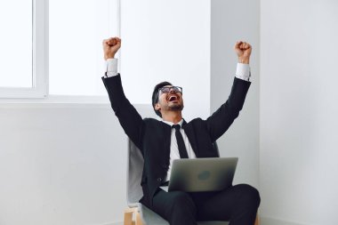 İş adamı işadamı iş adamı bilgisayar girişimcisi ofis sahibi iş elbisesi yöneticisi yönetici dizüstü bilgisayarı heyecanlı masa başı mutlu teknoloji zafer kazanma