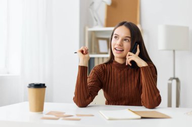 Ergenlik iletişim testi öğreniyor. Öğrenci telefonu, dizüstü bilgisayar, masa eğitimi, genç kız. Gülümse, iş dünyası, üniversite bağlantısı blogcu, not defteri, selfie.