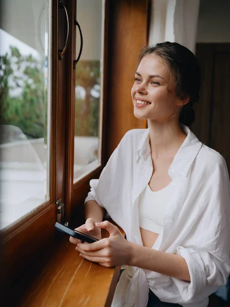 Beautiful Woman Phone Hand Standing Home Window Freelancer Vacation Home — Stock Photo, Image
