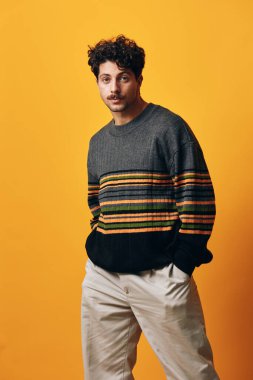 Mutlu adam baş öğrenci moda yetişkin portakal düşünceli doğal yüz Kafkas stüdyo süveter neşeli sarı portre arka plan gülümseme sakal moda moda havalı