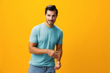 Adamın özgüveni var, moda modası, çekici iş ifadesi, izole edilmiş yaşam tarzı, gülücük tarzı, gülümseyen kol hareketi, neşeli stüdyo modeli.