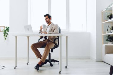 Profesyonel ofis yöneticisi iletişimi gülümseyen şirket yöneticisi mutlu kablosuz dizüstü bilgisayar patronu iş adamı kariyeri oturan