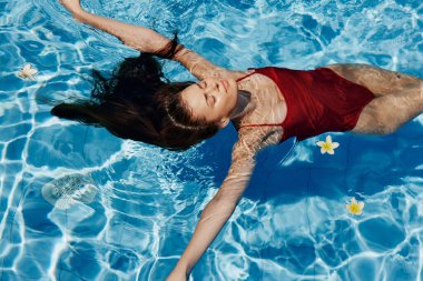 Sağlıklı yaz tatili insan yaşam tarzı ıslak havuz dişi mavi tatil köyü su güzelliği