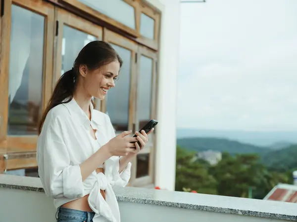 Mujer Balcón Casa Con Teléfono Hermosa Sonrisa Día Libre Hermosa —  Fotos de Stock