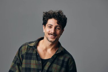 Stüdyocu gömleği ifadesi neşeli yüz modası güzel yakışıklı beyaz moda hippi portresi modern erkek gülüşü genç telif alanı arka planı