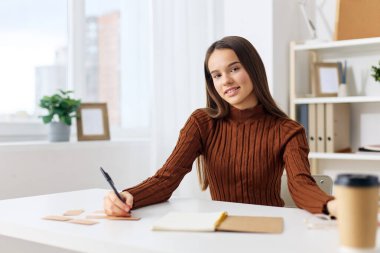 Sınav kadını kız liseli serbest çalışan genç kız online esmer yaşam tarzı ergen not defteri masası eğitimi hazırlık odası yalnız başına