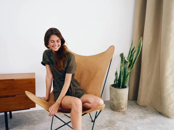 Vrouw Model Zit Een Stoel Thuis Glimlach Plezier Ontspanning Moderne — Stockfoto
