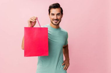 Mağaza adamı pembe yaşam tarzı paket tatil müşterisi hediye paketi mağazası hediyelik eşya mağazası indirimi mutlu alışverişçi indirimi