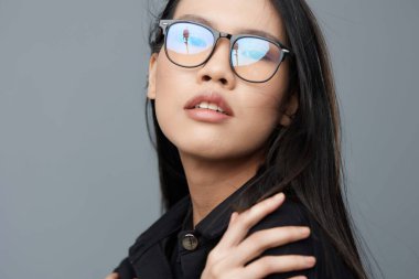 Kız öğrenci moda gözlükleri şirin güzellik yaşam tarzı güzel iş portresiyle gülümse stüdyo Asyalı kendine güvenen mutlu arka plan çekici