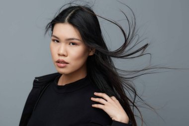 Kadın mutlu, güzel, güzel, kahverengi dişli, gülümseyen, Asyalı, yüzü olan, doğal, saç fotoğrafı, arka plan güzelliği, güzel, hayat tarzı, gri, deri modeli.