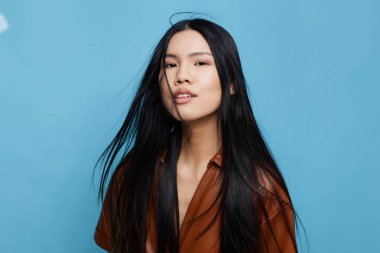 Mavi kadın gülümse uzun şirin arka plan kendine güvenen, çekici, mutlu, güzel Asyalı kız moda Japon saç stili eğlence stüdyosu