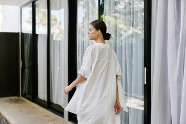 Portre kadını kendine güvenen şehir çekici açık hava modeli Asyalı yetişkin kadın gülümseyen şehir mutlu genç zarif sokak güzeli