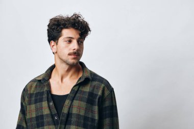 Telif uzayı beyaz yakışıklı saçlar olgun hippi neşeli mutluluk portresi stüdyo tarzı modern moda dostu gülümseme.