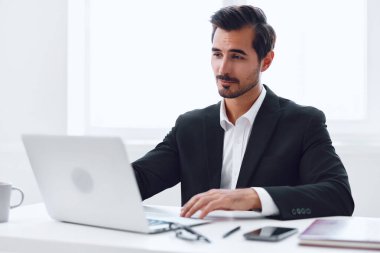 Yetişkin işi profesyonel teknoloji ofis yöneticisini durdurur. Yakışıklı bir yer. Gündüz işi.