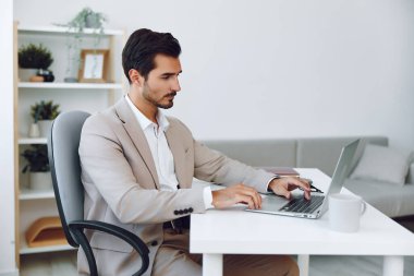 Erkek patron, masa başı yakışıklı iş adamı dizüstü bilgisayar işi iş adamı heyecanlı ofis teknolojisi iş yeri beyaz portre işi arka plan çalışanı mutlu bir şekilde oturuyor.