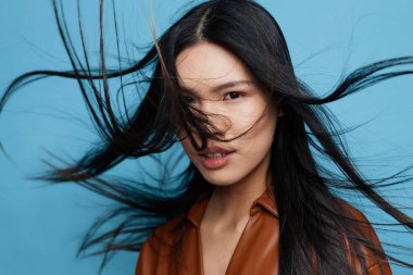 Kendine güvenen kadın yaşam tarzı el moda stüdyo hanımı Asyalı gülümseme işi neşeli Koreli neşe çekici mavi kız uzun Japon mutlu saç portresi