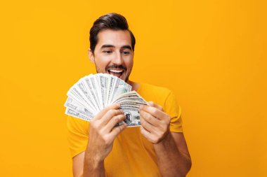 Adam mutlu alışveriş finans sektörü zenginliği stüdyo el kumarhanesi dolar banknot heyecan verici para sarı gülümseyen kar kredi nakit yatırım sürpriz