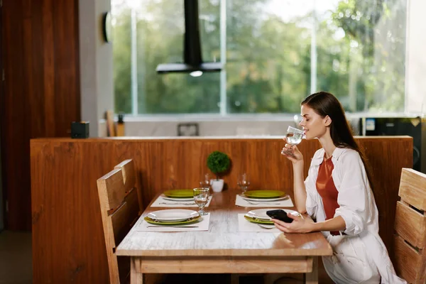 Middag Livsstil Kaukasiska Måltid Café Kvinnor Lunch Bord Mat Vuxen — Stockfoto