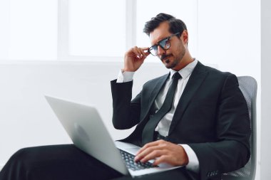 Ofis birincisi iş portresi mutlu evet internet işadamı Kafkas görünümlü zafer koltuğu teknolojisi masa başı iş yeri bilgisayarı işgali