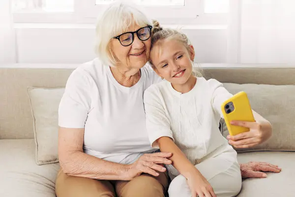 Uzay Iki Kanepe Torunu Telefon Tişörtü Sarılıyor Beyaz Büyükanneler Selfie — Stok fotoğraf
