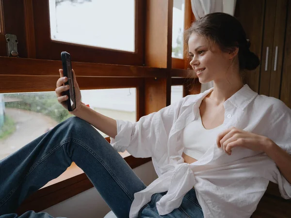 Mooie Vrouw Met Telefoon Hand Zitten Aan Het Raam Met — Stockfoto