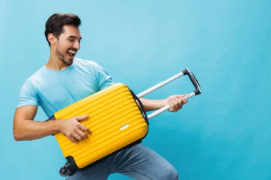 Guy Man uçuş bagaj tatili mutlu sarı hipster seyahat yaşam tarzı uzay yolculuğu hafta sonu bileti seyahat valiz mavi seyahat stüdyo valiz fotokopi arka plan