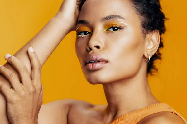Vrouw Etnische Gezicht Huid Zwart Studio Mooi Model Kleurrijke Cosmetologie — Stockfoto