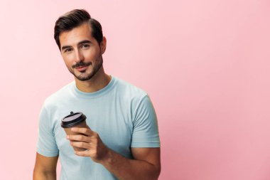 Tişörtçü adam çay gülümsemesi stüdyo uzay kahve hippi enerji bardağı pembe bardak mutlu öğrenci moda fotokopi bardağı
