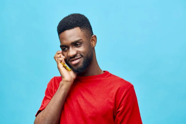 Homem Móvel Amarelo Mostrando Hipster Telefone Tecnologia Africano Moda Cara — Fotografia de Stock