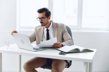 Diz üstü bilgisayar işçisi bardakları iş adamı evraklarını tutuyor. Şirket planlama toplantısını mutlu ediyor. Belge girişimcisi erkek işyeri beyaz iş yeri pozitif.