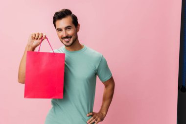 Hediye çantası müşterilere sürpriz tatil mağazası portresi kadınlar pembe gün münzevi alışveriş tarzı indirimli indirimli moda paketi.
