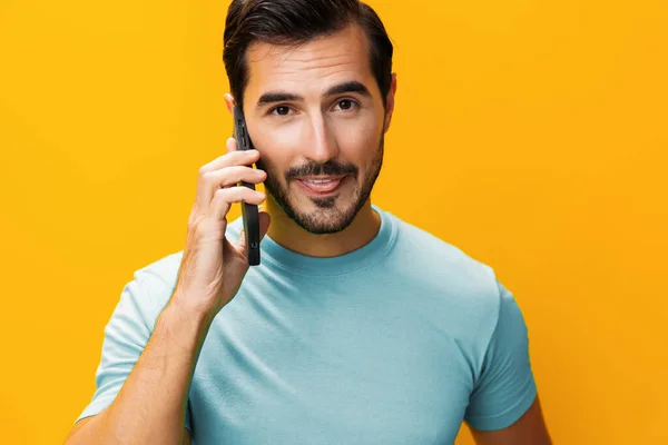 Homem Óculos Tecnologia Mensagem Espaço Surpresa Ciberespaço Retrato Amarelo Telefone — Fotografia de Stock