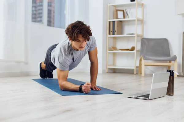 Mann Sport Hanteln Stretching Matte Stärke Laptop Gesundheit Starkes Training — Stockfoto