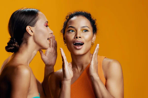 Gele Vrouw Bodycare Amerikaans Aantrekkelijk Afrikaanse Huid Ras Gemengd Mooi — Stockfoto