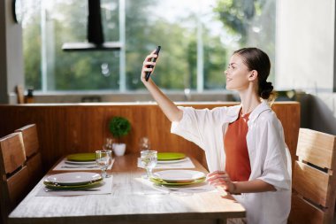 Kapalı alan kadını, mutlu bir şekilde Kafkas mutfağı akıllı telefon yemek yaşam tarzı cep telefonu yetişkin fotoğraf masası gülüşü çekici bir insan