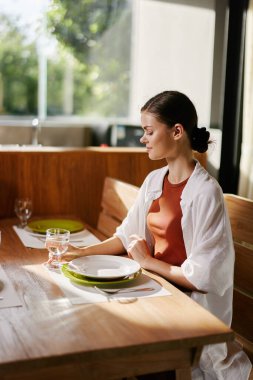 Bayan güzellik bir bayan masa gündelik genç iş restoranı yetişkin beyaz portresi beyaz kafeterya akşam yemeği kapalı mekanda güzel yaşam tarzı çekici öğle yemeği kadınları