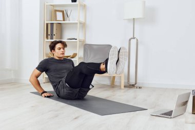 ev erkeği egzersiz teknolojisi sportif online aktivite spor salonu sağlıklı sporcu yaşam tarzı vücut dairesi fiziksel eğitim egzersizi ev içi yoga ev içi sağlık