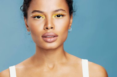 Kadın gülümseme stüdyo yaşam tarzı vesikalık fotoğraf mutlu Amerikan kıvırcık güzellik makyaj yüz yakın çekim uzay saç bakımı güzel Afrikalı kadın portresi