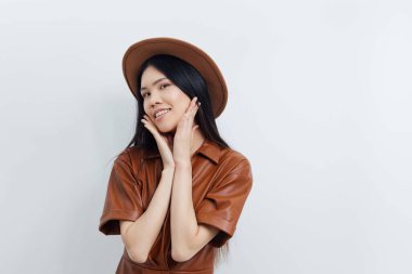 Kadın portresi... çekici kozmetik saçlar... güzel güzel güzel kız... cazibeli kız... kadınsı yüz... Asyalı... uzun saç... güzel siyah şapka...