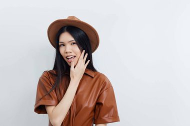 Bej renkli kadın yüzü kozmetik güzellik salonu siyah Asyalı manken portresi sevimli kadınsı saç şapka büyüleyici saç çekici güzellik