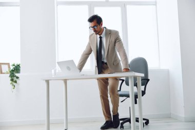 Teknoloji adamı, dizüstü bilgisayar işadamı, mutlu görünen yetişkin, duygusal görünen, çalışan, beyaz iş sahibi, ofis çalışanı, heyecanlı, bilgisayar işçisi kıyafeti giyen, evet.