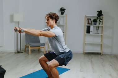 Sağlık adamı yaşam tarzı dizüstü bilgisayar aktivitesi kas gücü halterler genç ev eğitimleri spor spor giysileri teknolojisi gri kaslı vücut zemin odası