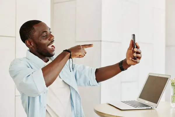 Afrikalı Yetişkin Görünümlü Adamı Modern Laptop Teknolojisi Yaşam Tarzı Ofis — Stok fotoğraf
