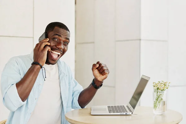 Escritório Homem Falando Profissional Cara Preto Telefone Negócio Sorriso Adulto — Fotografia de Stock