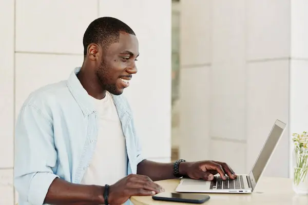 Computador Internet Africano Comunicação Negócios Homem Negócios Sexo Masculino Jovem — Fotografia de Stock
