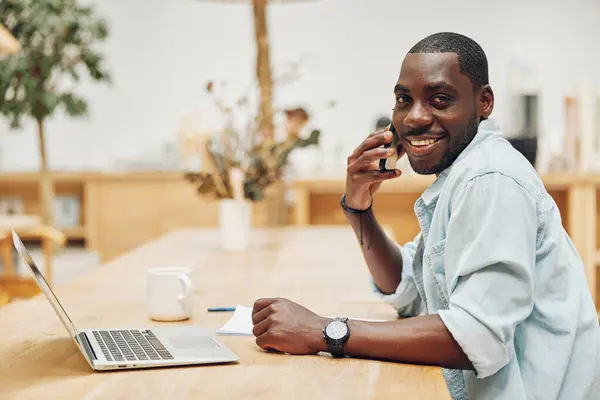Homem Empresário Negócio Olhando Moderno Sentado Pessoa Trabalhando Jovem Masculino — Fotografia de Stock