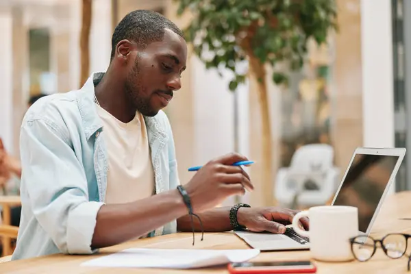 Empresário Homem Olhando Pessoa Tecnologia Masculino Laptop Africano Preto Computador — Fotografia de Stock
