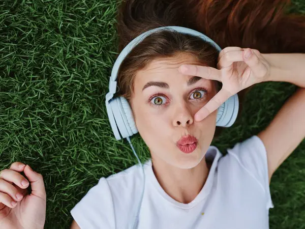 Menina Adolescente Ouvindo Música Fones Ouvido Deitado Grama Verde Parque — Fotografia de Stock